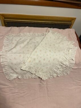 Rachel Ashwell, shabby chic, petite bouquet, ruffled pillow shams
🌸